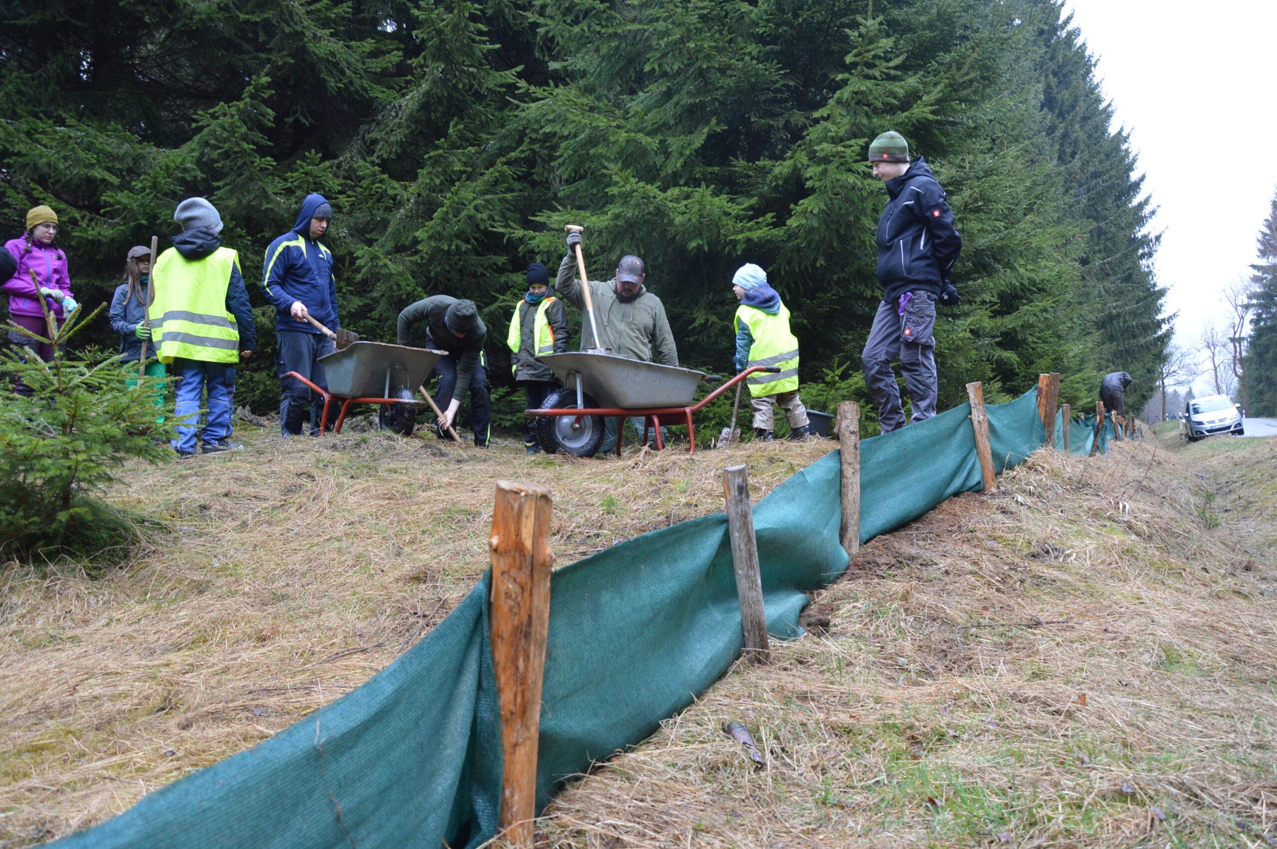 Mithilfe beim Krötenzaunbau